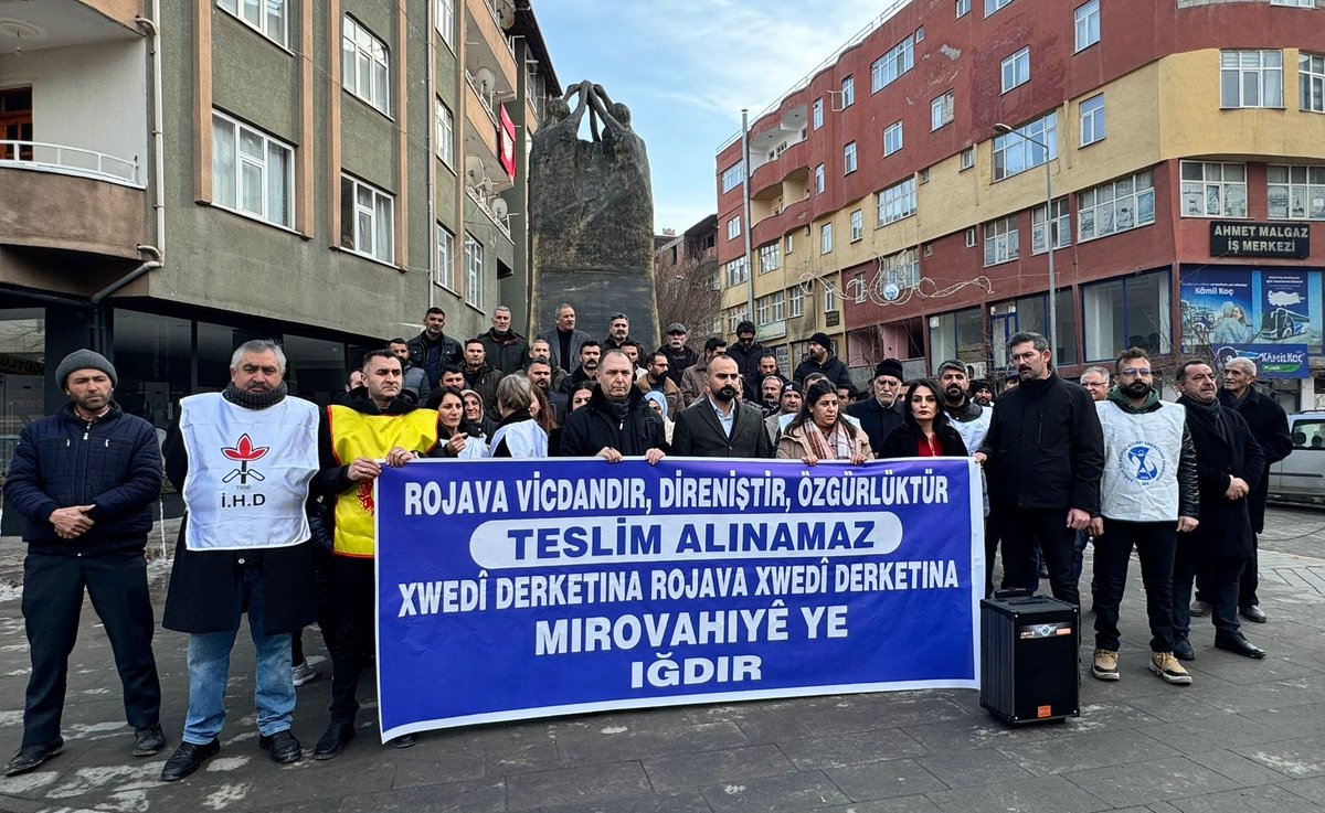 tipigdir's tweet photo. Iğdır Emek ve Demokrasi Platformu ile birlikte, HTŞ'nin Rojava halkına yaptığı soykırıma karşı basın açıklaması gerçekleştirdik.

Rojava'da kadınlar, çocuklar, siviller katlediliyor. İşlenen bu insanlık suçuna sessiz kalmak, bu suça ortak olmaktır. Rojava halkının sesi olacağız! https://t.co/KakXMMuehc