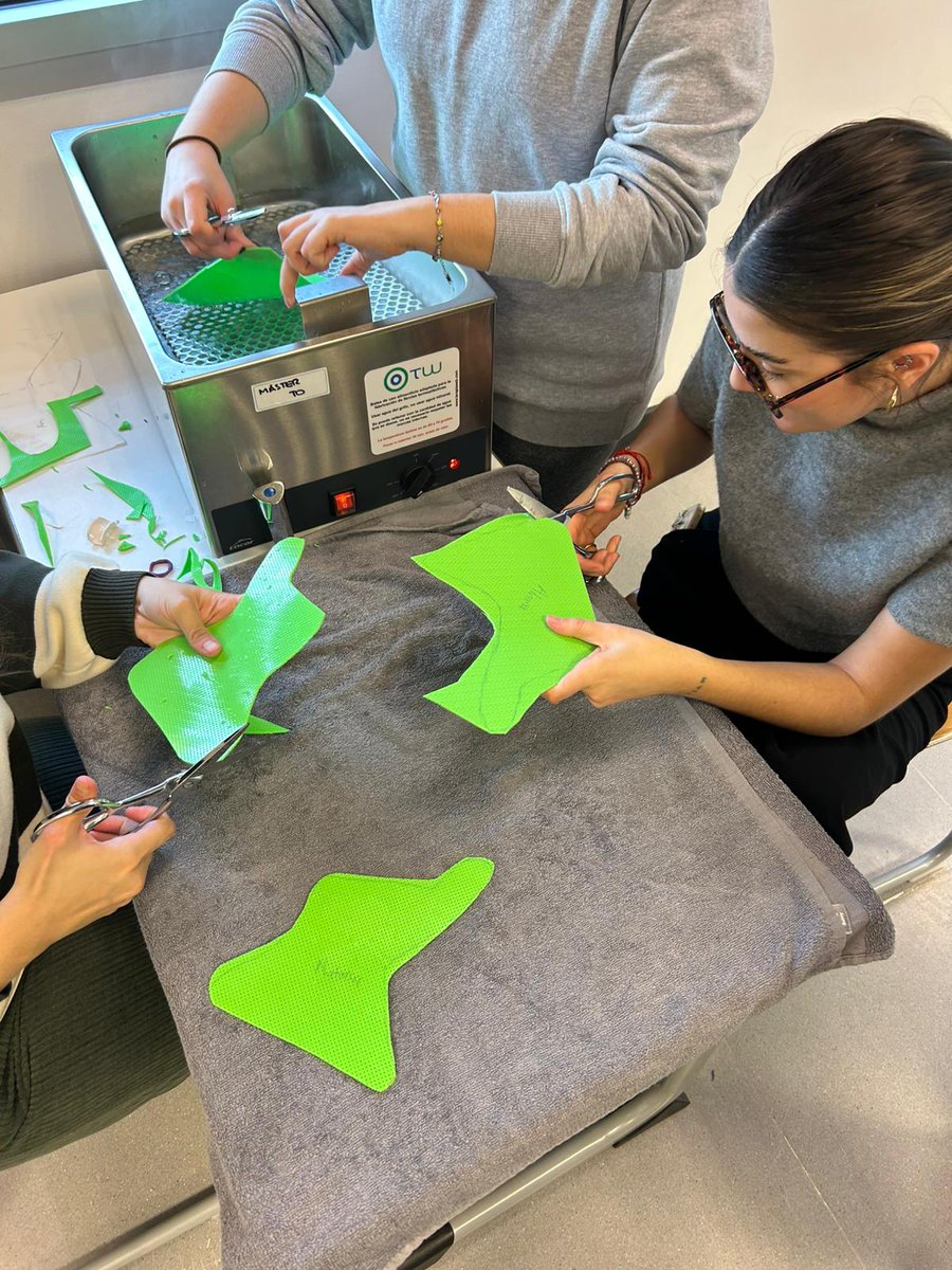 📍 Este fin de semana en el Máster contamos con Elena Gómez Patricio, especialista en terapia de la mano y CEO del Instituto Clínico de la Mano.
🖐️ Trabajo práctico: elaboración de férulas para el tratamiento y seguimiento de los protocolos de tendones flexores y extensores.