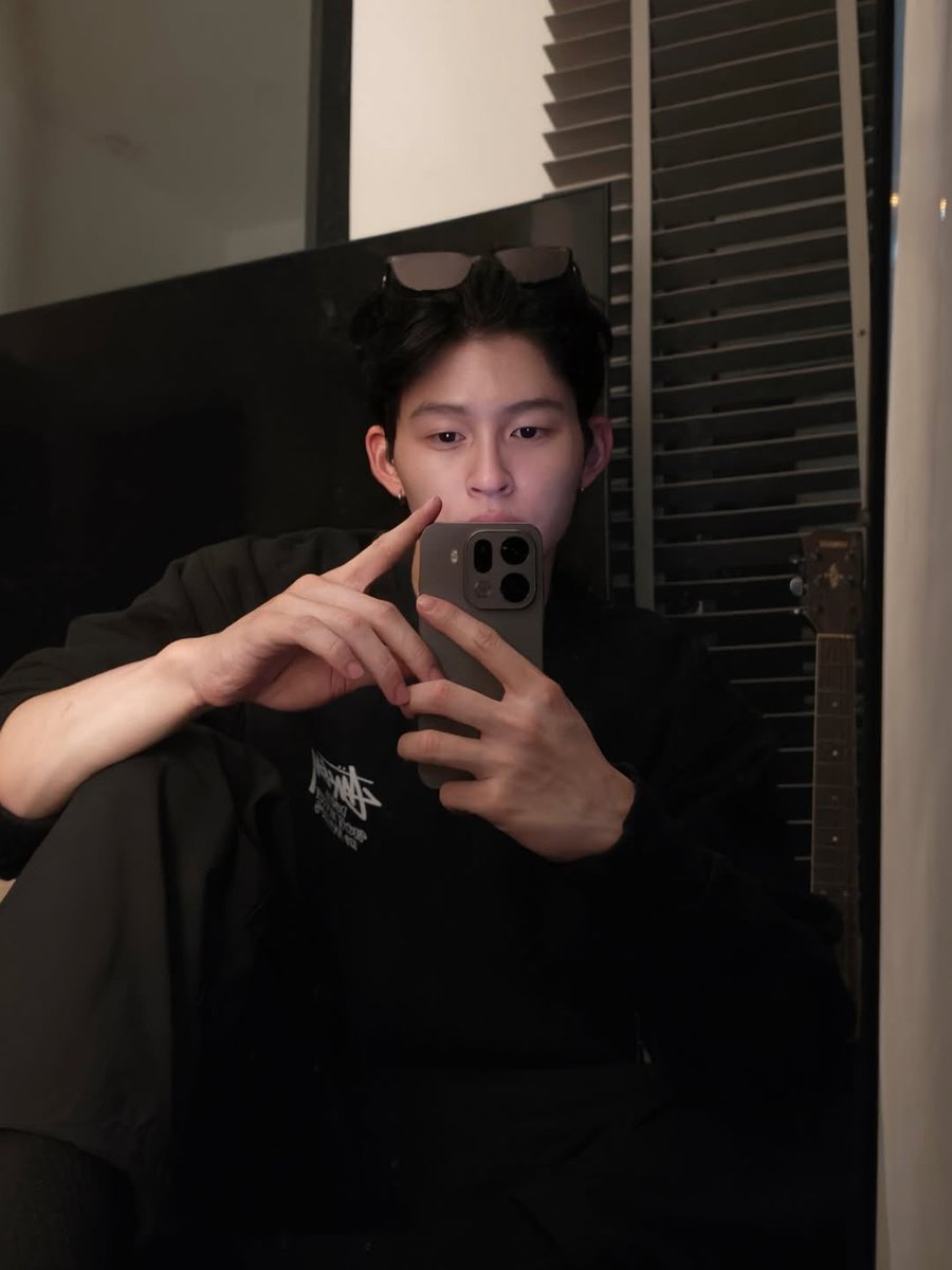 สิ่งที่ทำให้เสียสติ:
1.  หน้าสด
2. เส้นเลือดที่แขน
3. แว่นคาดหัว
4. เสื้อ stussy
5. ปอนด์ ณราวิชญ์ เลิศรัตน์โกสุมภ์