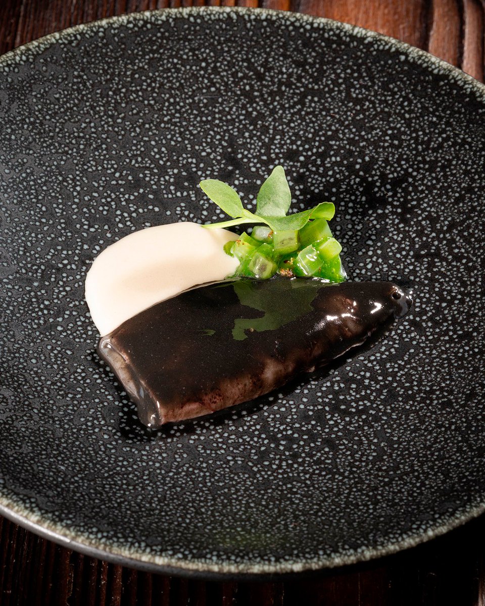 El secreto de esta receta está en la beurre blanc hecha con nuestros mejillones en conserva al natural. 
Un toque salino y cremoso que convierte cada bocado en algo especial🍴

Receta de @javi_cullerdepau para la 20.ª edición del recetario de Cocina de “Abordo” de <a href="/pereiraenlared/">PEREIRA</a>