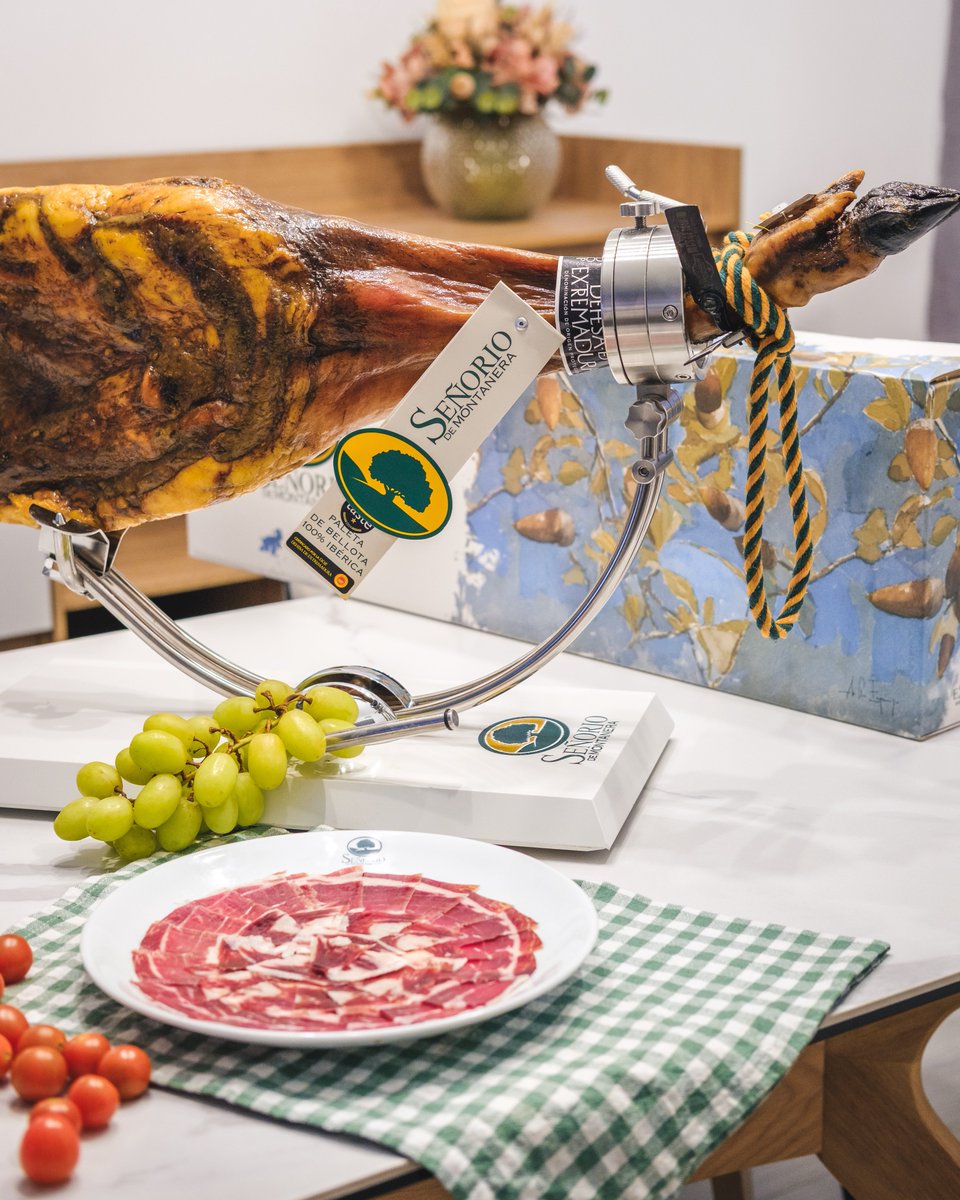No es solo una paleta, es historia.

Nace en las dehesas extremeñas, madura con paciencia y llega a tu mesa como un homenaje al auténtico sabor ibérico.

🔎¿Sabías que está galardonada por los premios internacionales Great Taste? tienda.senorio.es/es/great-taste…