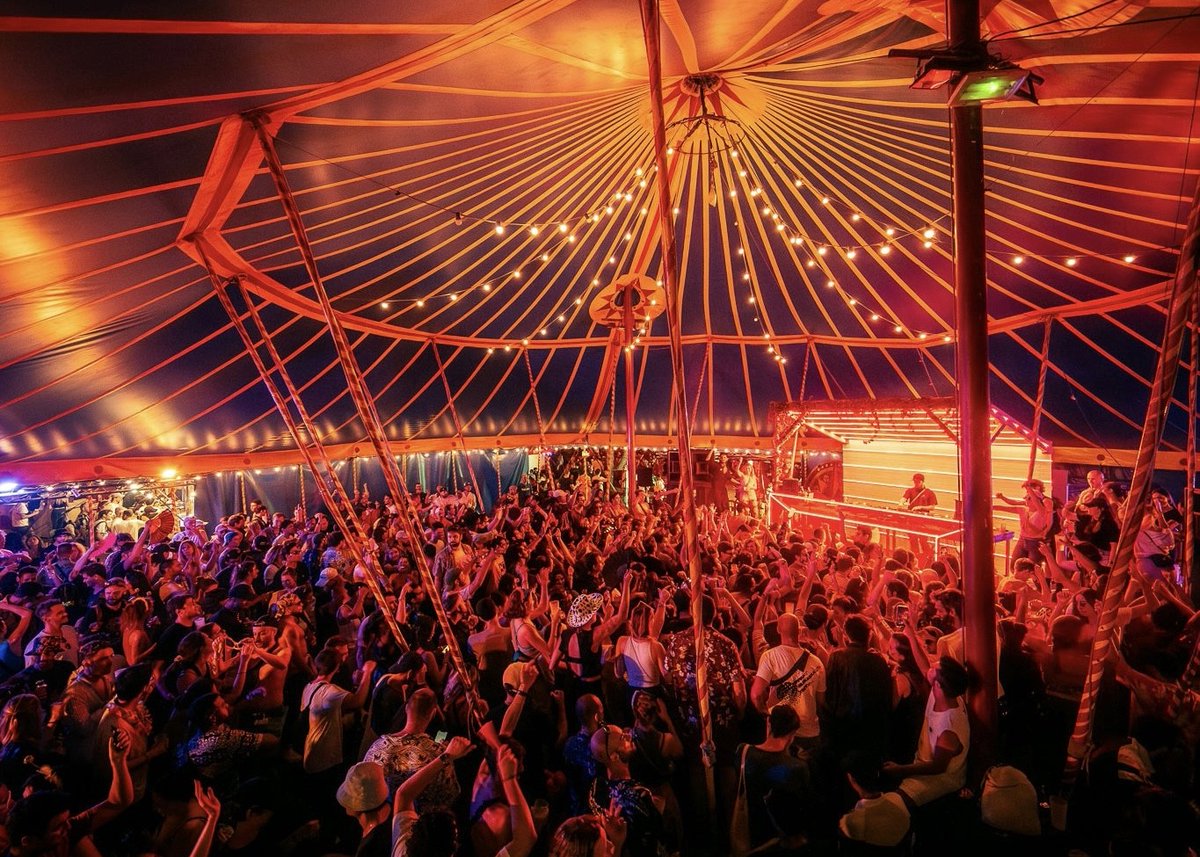 Madame Loyal débarque à Bordeaux ! 🎡✨

Les 12 &amp; 13 juin 2026, le festival transforme le Parc des Expos en kermesse électro géante : +30 DJ sets, manèges et shows immersifs.

👉 Plus d'infos dans notre article : les-bons-plans-bordeaux.com/madame-loyal-f…

🎟 Billetterie : madameloyalfestival.com