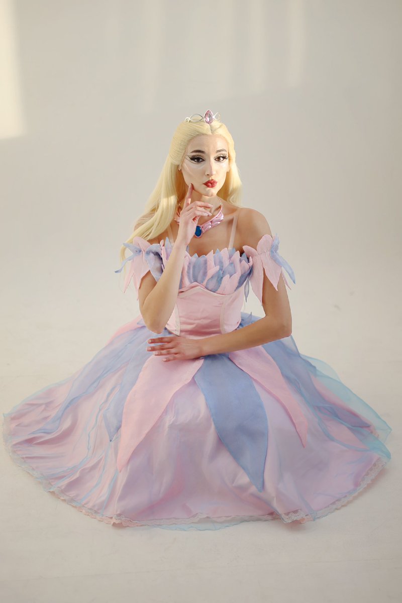 Kimura_Melody's tweet photo. 先月作ったバビードレス✨
Barbie Swan Lake🦢🩰
ディズニー以外一番大好きなシリーズはバビーです
ずっとOdetteのドレス作りたいけど、自分はバレエ踊れなくて🥺
私の綺麗なバレリーナのウクライナ友達がモデル担当してくれた✨🇺🇦
ヨーロッパ人はすこくプリンセスのコスプレ似合うよね
#Barbie https://t.co/L2papyq3cI