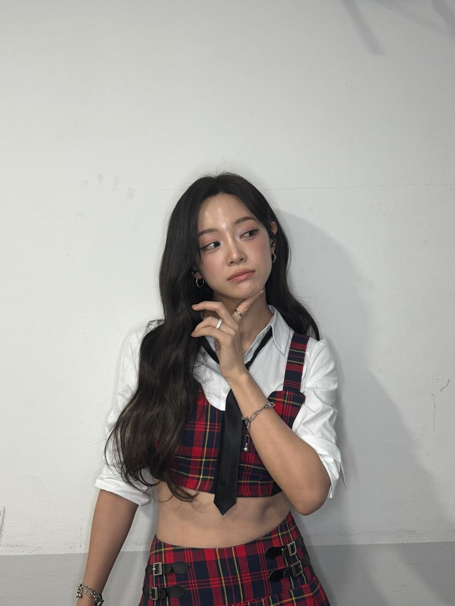 sejeong in irony outfit you'll always be my top favorite look cause i love to see those abs 😮‍💨

#김세정 #KIMSEJEONG