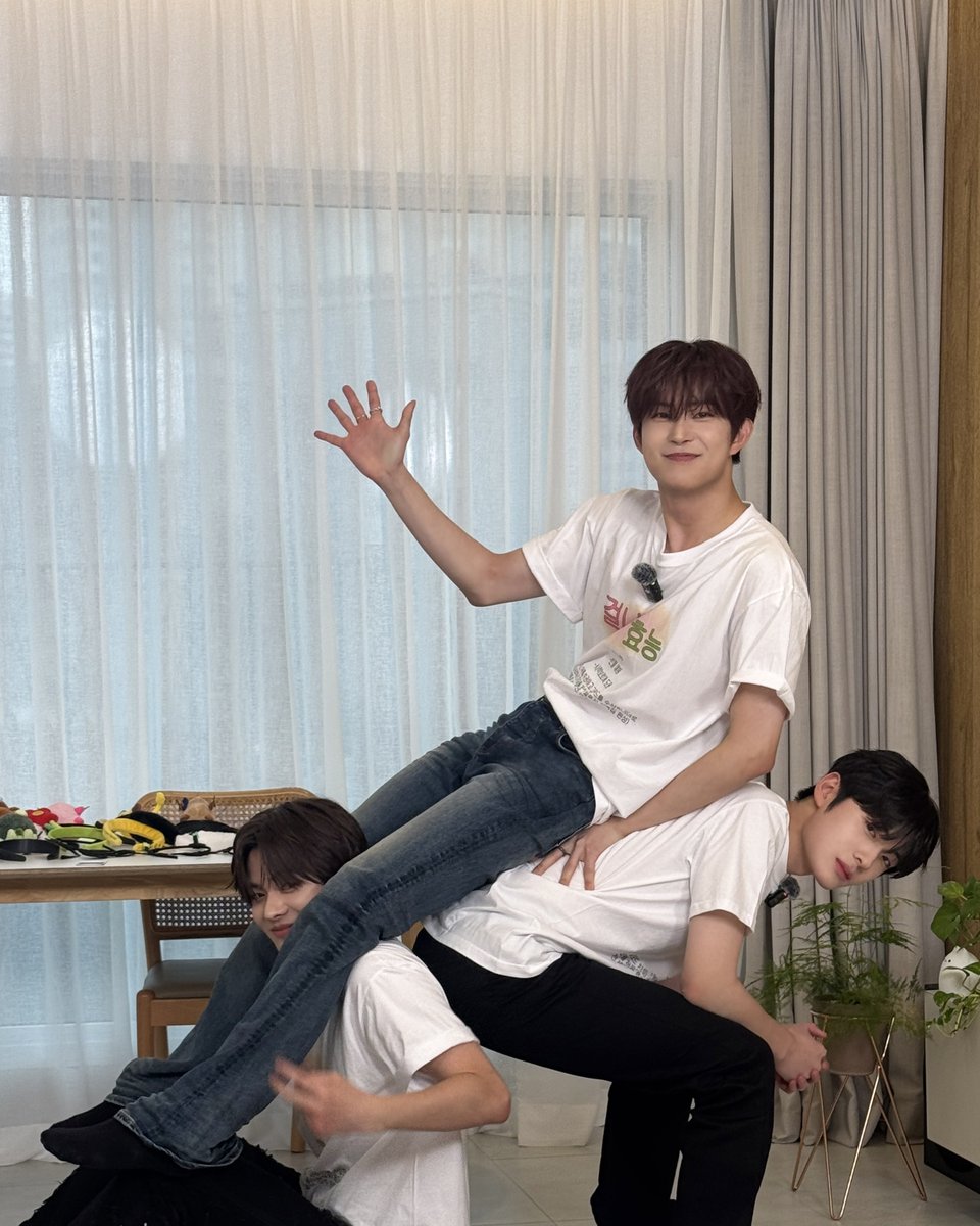 알디원이 왜 이리 무리해…

어쩌다 이런 사진을 남겼는지
사연이 궁금하다면!?!?

내일 배프들의 밤에서 만나요🩶

#이사배 #배프들의밤
#ALPHADRIVEONE #알파드라이브원
#LEO #리오 #GEONWOO #건우 #SANGHYEON #상현