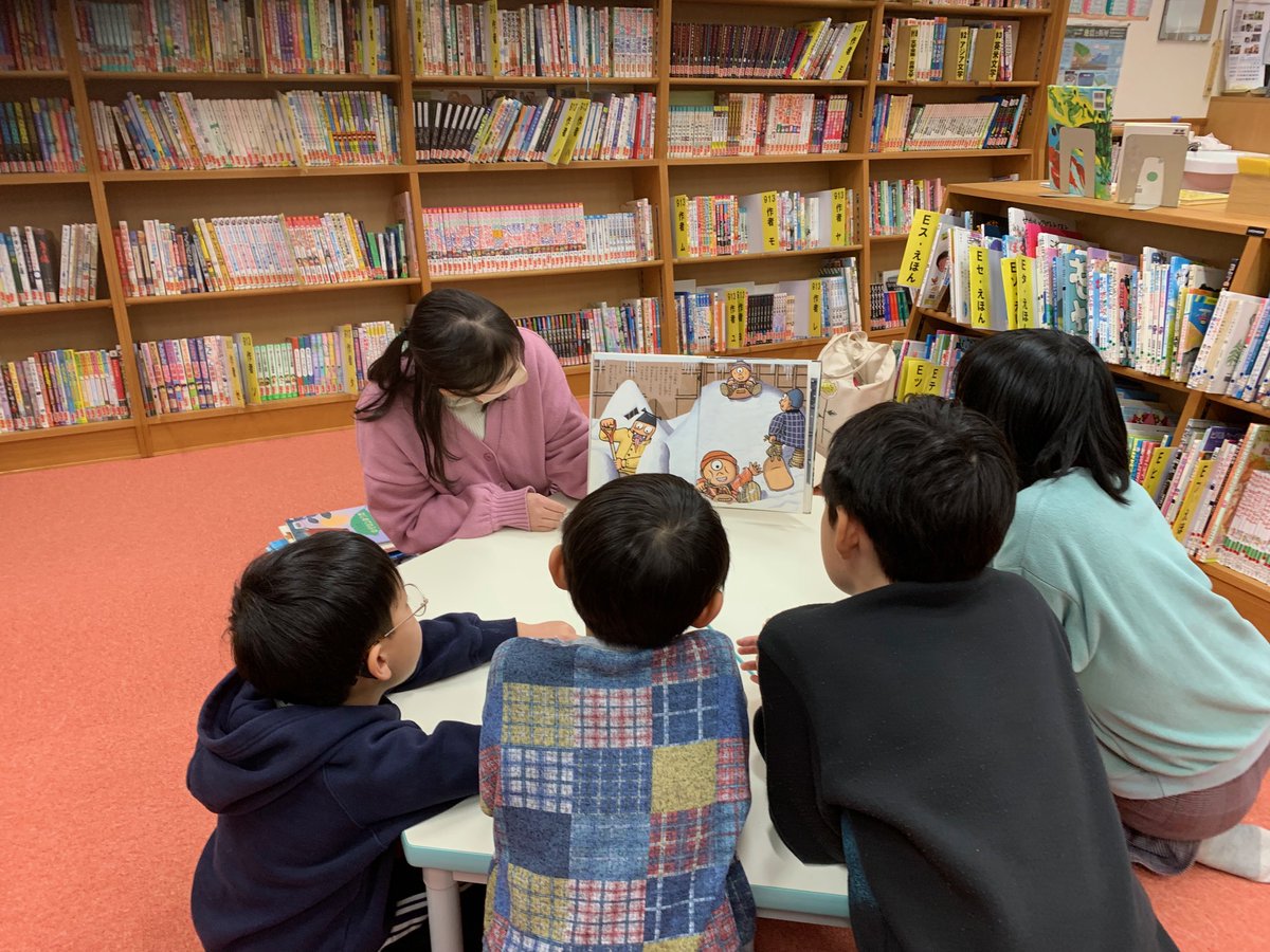 Shigabunkyo's tweet photo. 冬休みの学童保育で読み聞かせ。新年早々の1月６日の午後、冬季長期休暇に開設の長浜市立高時小の放課後児童クラブ「タカトキッズクラブ」で、前回訪問から約４か月ぶりに本学学生の有志が、読み聞かせの実演等をおこないました。 https://t.co/AnmpPkWX1n