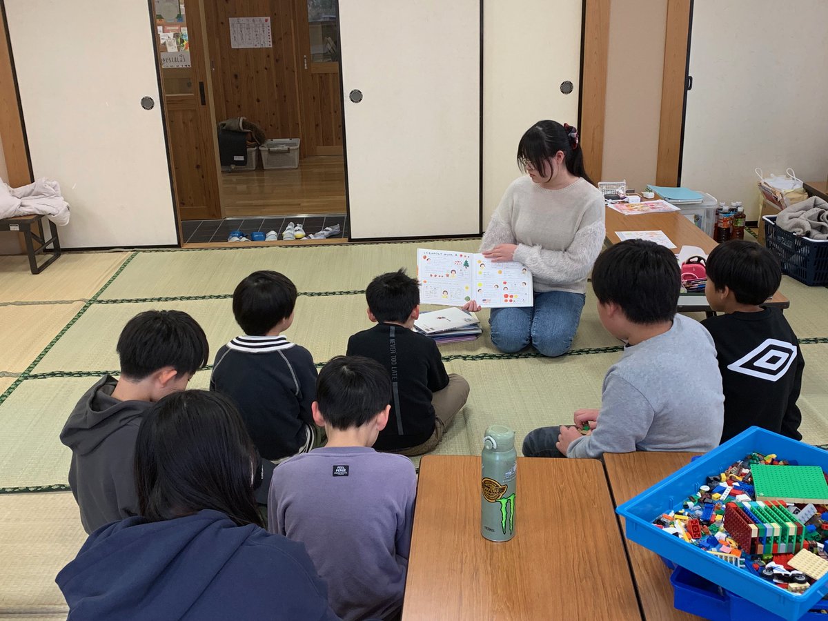 Shigabunkyo's tweet photo. 冬休みの学童保育で読み聞かせ。新年早々の1月６日の午後、冬季長期休暇に開設の長浜市立高時小の放課後児童クラブ「タカトキッズクラブ」で、前回訪問から約４か月ぶりに本学学生の有志が、読み聞かせの実演等をおこないました。 https://t.co/AnmpPkWX1n