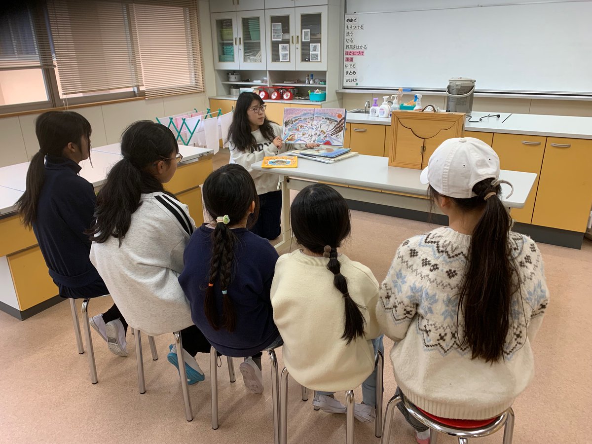 Shigabunkyo's tweet photo. 冬休みの学童保育で読み聞かせ。新年早々の1月６日の午後、冬季長期休暇に開設の長浜市立高時小の放課後児童クラブ「タカトキッズクラブ」で、前回訪問から約４か月ぶりに本学学生の有志が、読み聞かせの実演等をおこないました。 https://t.co/AnmpPkWX1n