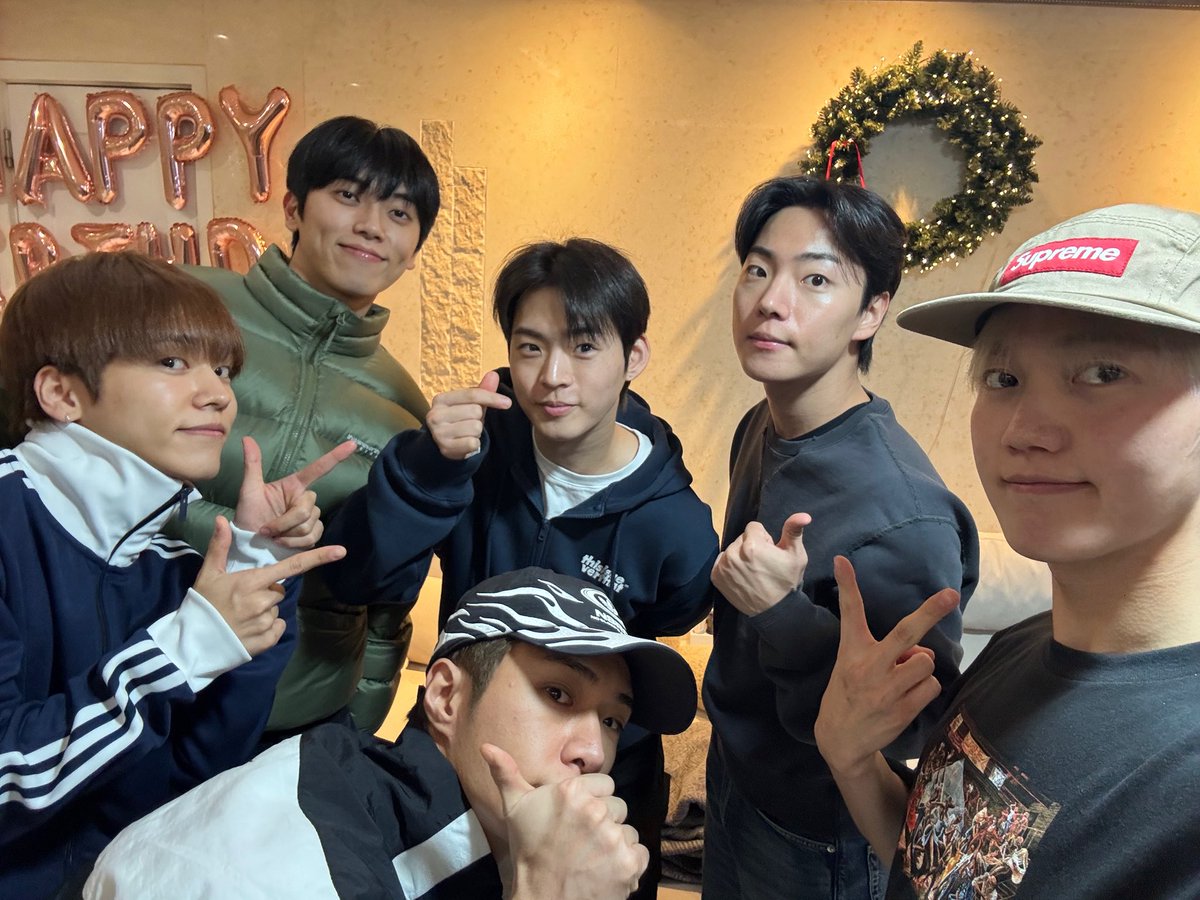 onf_feed's tweet image. #승준 #SEUNGJUN Weverse Update 

"퓨즈 ~ 생일파티 함께해줘서 감사합니당 🤍
너무나 즐거운 시간이었어요 ~!!!
오늘 승준데이니까 !! 남은 시간도 행복하게 보내기 🫶"

@WM_ONOFF #온앤오프 #ONF