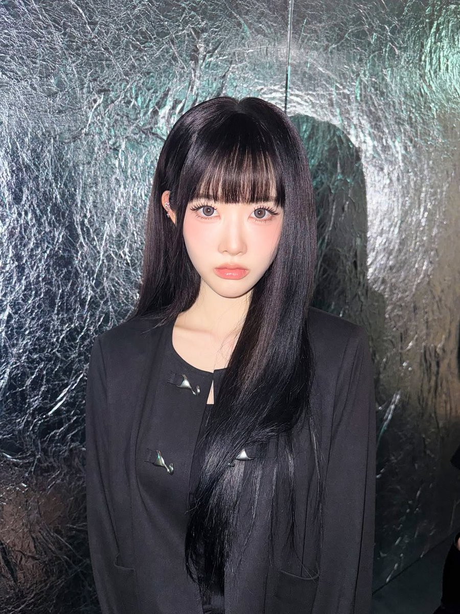 sieum's tweet image. sending you a little sparkle from the dark side. they say black is for the bold, but i think it’s for the dreamers. caught in a daydream where everything is soft, pretty, and full of magic. wishing you a day full of unexpected smiles and cozy moments. stay magical! 🦋