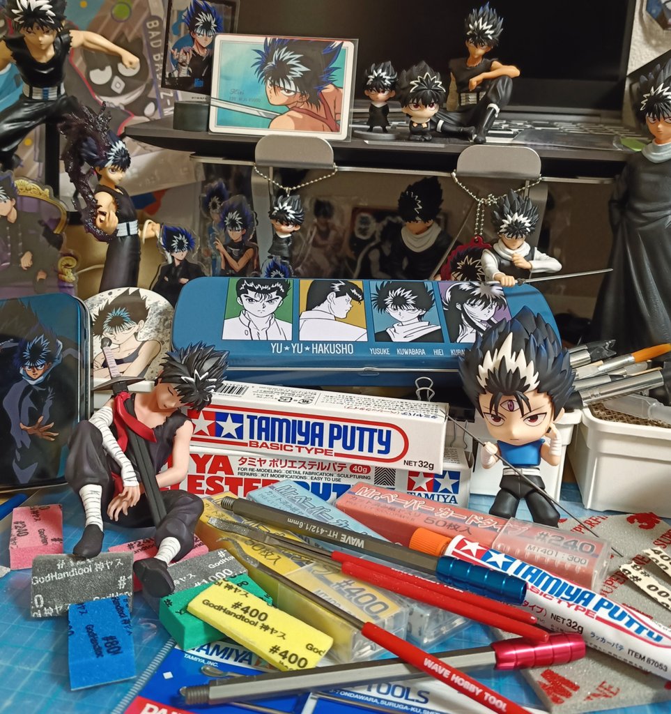 ひたすらヤスリかける日々。疲れて休憩しよ…と思って時計見ると6時間くらいワープしてる👀過集中の特性の自覚はあるけど、スイッチ入ると息吸うのも忘れちゃうから最近酸素足りてない…

作業を見守るひえさん達。ねんどろいど飛影に持ってもらってる針みたいのも細ーいヤスリ。お手伝いしてるよ🔥