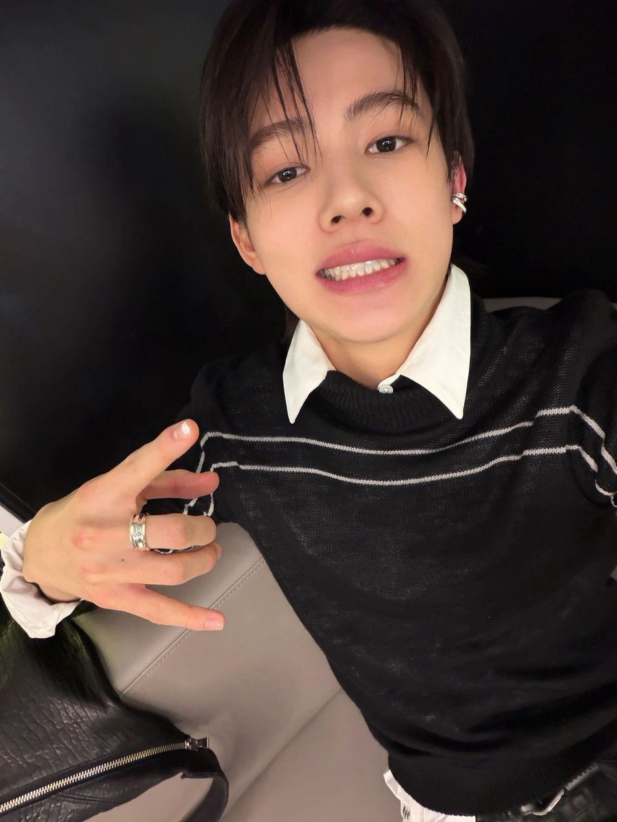 flwrsean's tweet photo. IM NOT CUTE ANYMOREE https://t.co/UhfdON1gaY