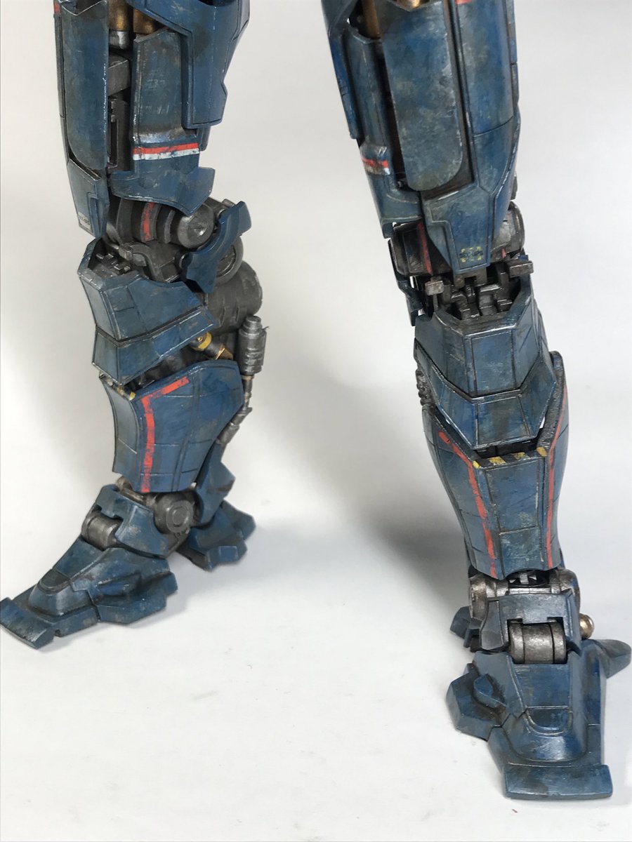 今年の一作目はパシフィックリムのジプシーデンジャー。筆でグイグイ塗っていくのが楽しかったですね。目とお腹は光って見える感じに塗って、デカールが密着しにくい所は流し込みのセメントSを極少量塗布して水付き綿棒などで押さえる荒技を使ってます。デカールが破れても良い表面には良い方法かと。