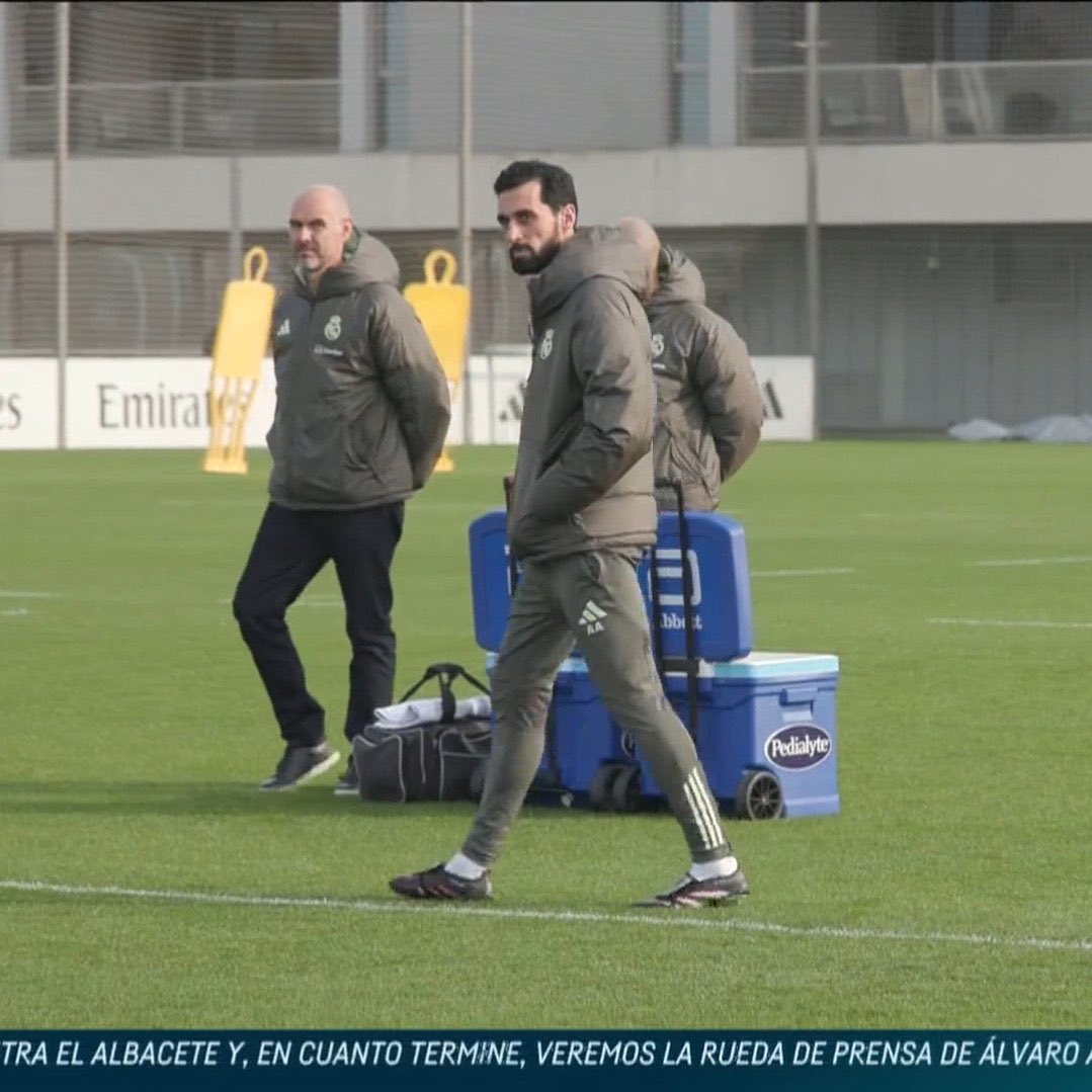 EditionMerengue's tweet image. Arbeloa dirige actuellement son premier entraînement.