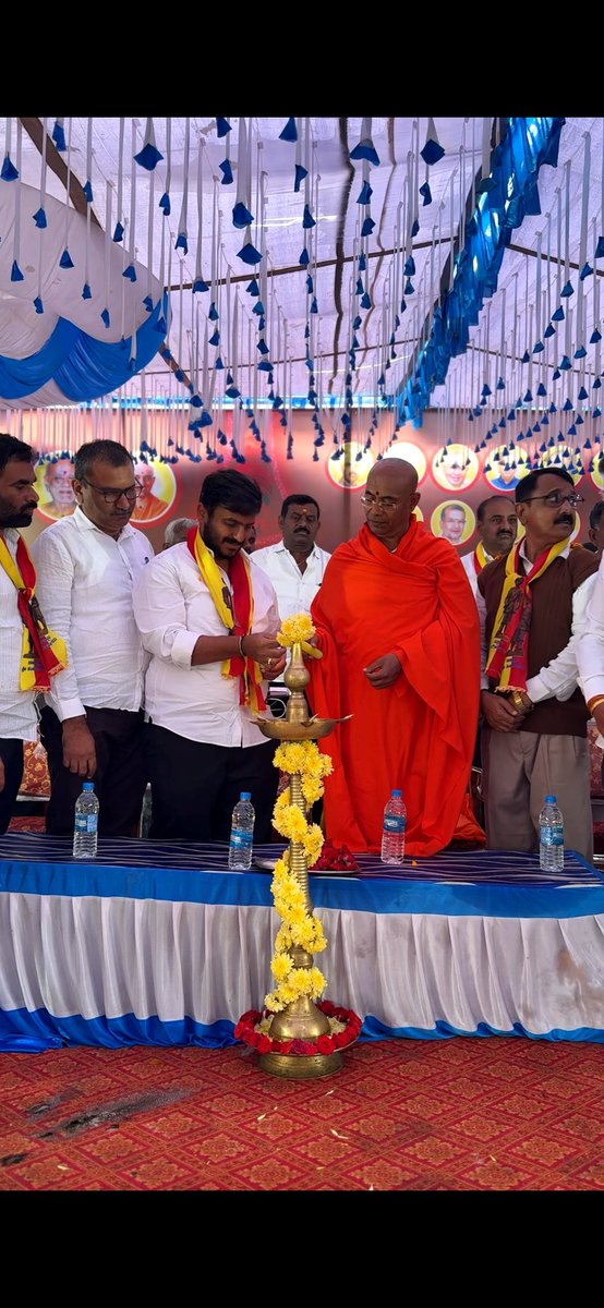 gdharishgowda's tweet photo. ಹುಣಸೂರು ತಾಲ್ಲೂಕಿನ ಹಬ್ಬನಕುಪ್ಪೆ ಗ್ರಾಮದಲ್ಲಿ ಜರುಗಿದ ನಾಮ ಫಲಕ ಉದ್ಘಾಟನಾ ಸಮಾರಂಭದಲ್ಲಿ ಭಾಗವಹಿಸಿ ಅಧ್ಯಕ್ಷತೆ ವಹಿಸಿದ್ದ ಕ್ಷಣಗಳು.
ಈ ಸಂದರ್ಭದಲ್ಲಿ ಪೂಜ್ಯ ಶ್ರೀ ಶ್ರೀ ಶ್ರೀ ಸೋಮನಾಥ ಸ್ವಾಮೀಜಿಯವರು ಮತ್ತಿತರ ಗಣ್ಯರು ಉಪಸ್ಥಿತರಿದ್ದರು.
#gdharishgowda #Hunsur #GDHarishgowdaforhunsur #hunsurdevelopment #Hunsurtaluk https://t.co/xeD5X4dK70