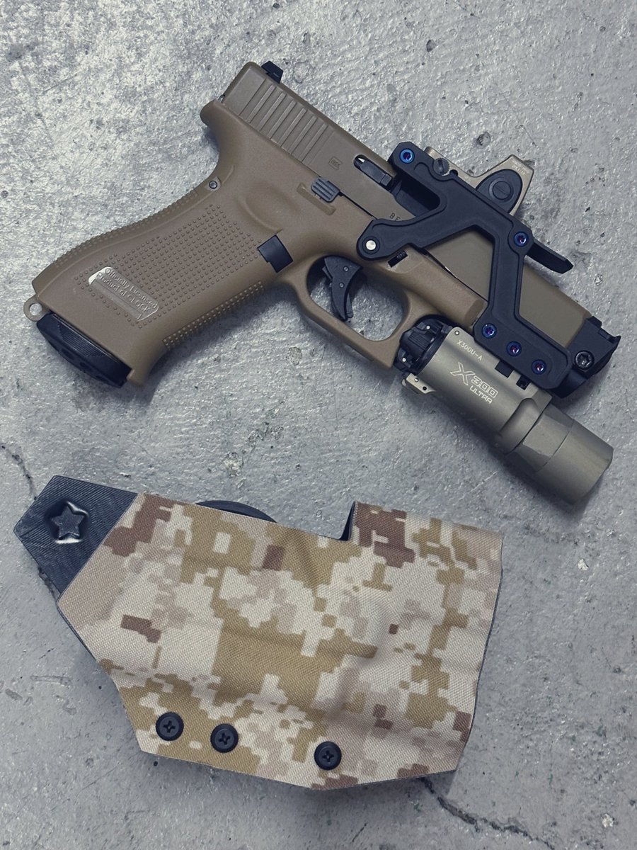 ちょっと気になってたAOM組んでみた⚡️
組み立てて分かった事ウエポンライトもサイトも結構銃身近くに着く

ライトはAOMに直接着く構造でサイトは外付けにも関わらずAOM下をフロントサイトが通るほども隙間なく上過ぎない位置にくる。専用ホルスター前方ほぼないのでドローも速い
<a href="/Gear_Stardust/">𝙎𝙩𝙖𝙧𝙙𝙪𝙨𝙩 𝙂𝙚𝙖𝙧®︎</a>