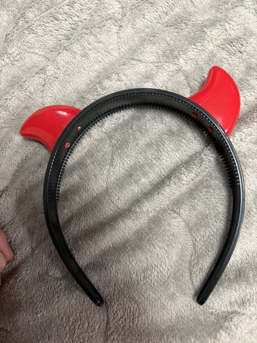 yuki19911202's tweet photo. カチューシャ踏んづけて角壊れたけど接着剤でなんとかなったと思ったのも束の間、、、 https://t.co/3awbMfZsmN