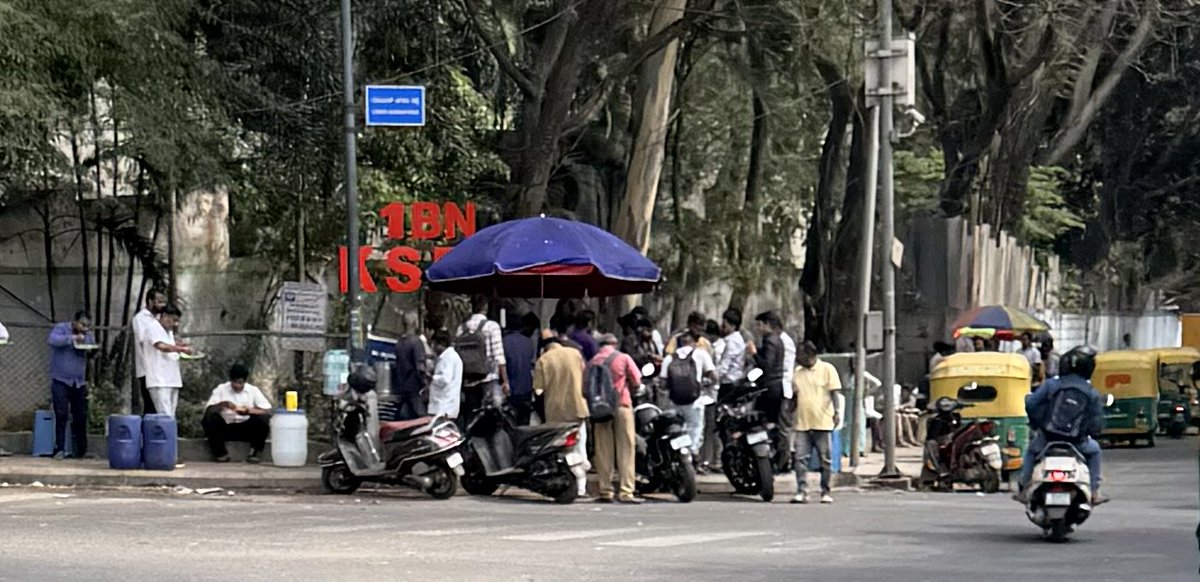 navinzmail's tweet photo. @DCPSouthTrBCP @CPBlr @Jointcptraffic @DgpKarnataka @blrcitytraffic @BlrCityPolice @KarnatakaCops Vendors taking over our pavements and blocking traffic gen Thimmiah road at hosmat hospital junction opposite ITC welcome hotel please take action https://t.co/4kl7Ka9uXS