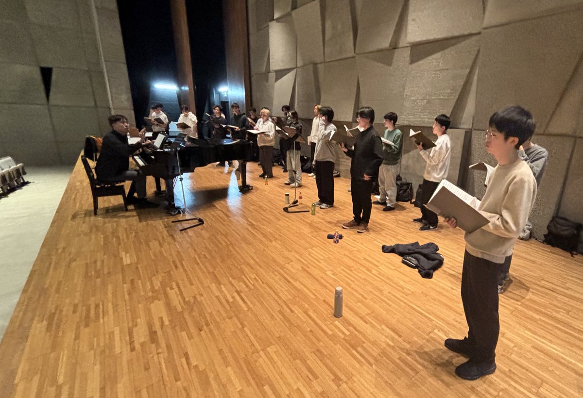 本日は声楽家、合唱指揮者の大津康平先生にお越しいただき、今年度2回目のレッスンでした。
2月15日の春のコーラスコンテストにて初演する、横山潤子先生の委嘱作品をご指導いただきました。ありがとうございました！