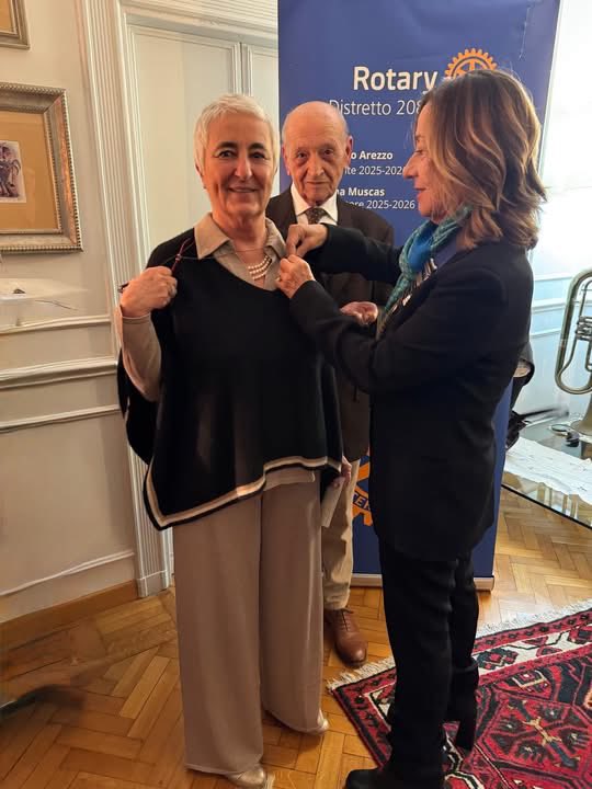 In una serata ricca di emozione e partecipazione, il Governatore Adriana Muscas ha consegnato la Charta costitutiva al primo Presidente del Club Roma Aventino , Laura Capuzzo Dolcetta.
#RotaryClubRomaAventino #RotaryInternational #Distretto2080 #AdrianaMuscas