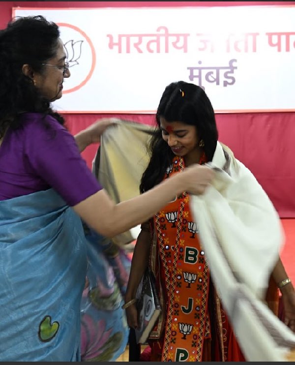 pallavict's tweet photo. Wonderful to meet the second youngest MLA of Bharat - @maithilithakur ji 

She’s so young & tiny but she has such a spiritual & mature head on her shoulders 

मूर्ति लहान पण कीर्ति महान 👌👌

When she started speaking, you can make out that she’s really something 

& you want to ask @narendramodi ji - kidhar se chun chun ke laate ho ye hire 💎

Giving her a ticket was such an inspired & visionary choice

What a ROLE MODEL for our GenZ 

A girl who’s come from very humble backgrounds & become a celebrity with her talent & hard work - with no compromises with her ideology or her upbringing 

With bhajan clubbing becoming a big thing, she can play a big role in helping GenZ connect to our roots

Imagine, when we asked her to sing a song, she sang “Kanada Raja Pandharicha” on Vitthal Mauli🙏
in her divine voice 👌

While some are dividing us by giving hate speeches against Tamilians & Gujaratis, she’s uniting us as Bhartiyas 🇮🇳🇮🇳

Remember, #EkHainToSAFEhain 
#MahaYuti4BMC #Annamalai