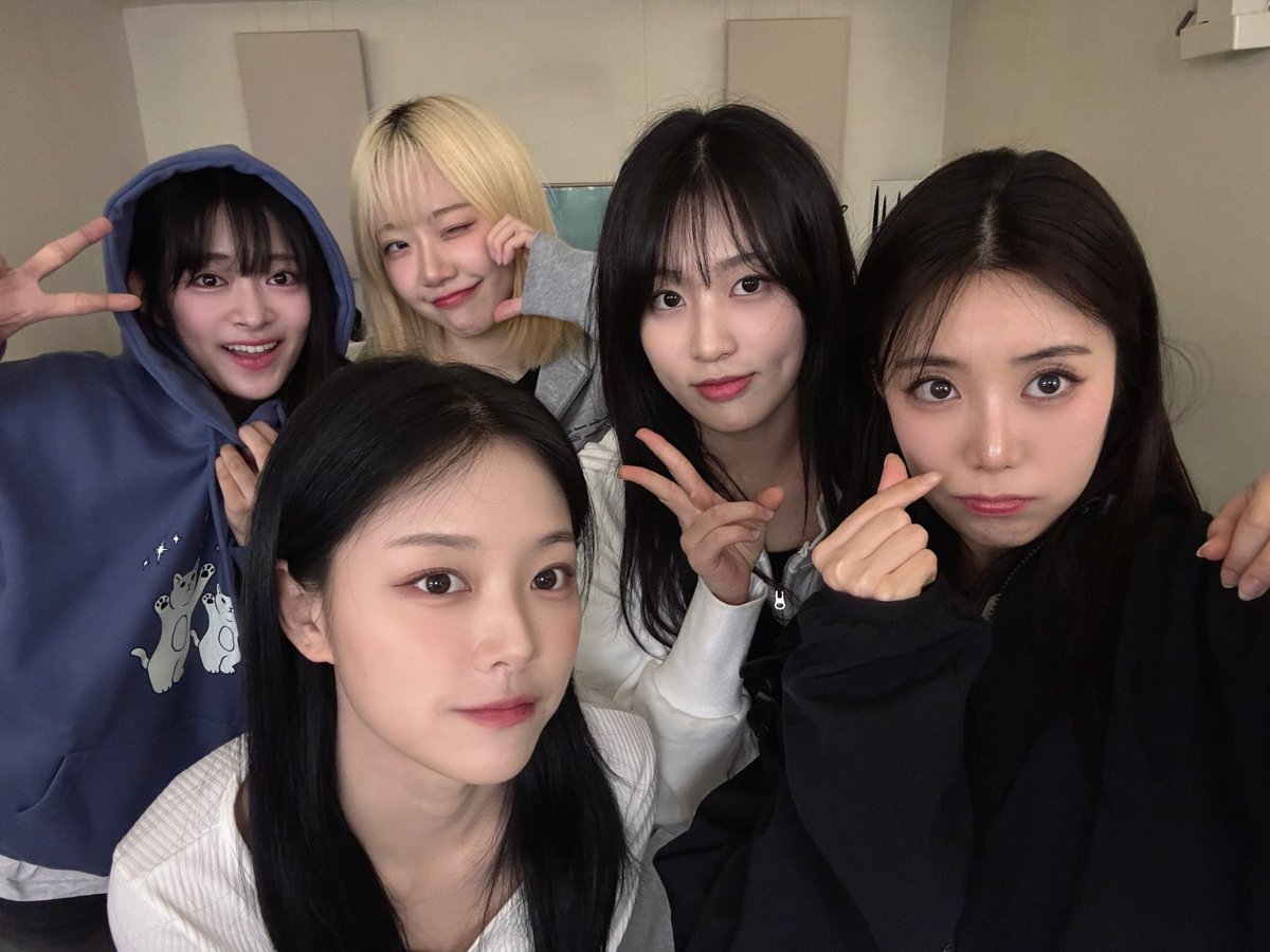 [#LIVE]
⠀
우리 또 왔다
⠀
🔗berriz.in/ko/latency/liv…
⠀
#LATENCY #레이턴시
#HEEYEON #JEEWON #HYUNJIN #HAEUN #SEMI