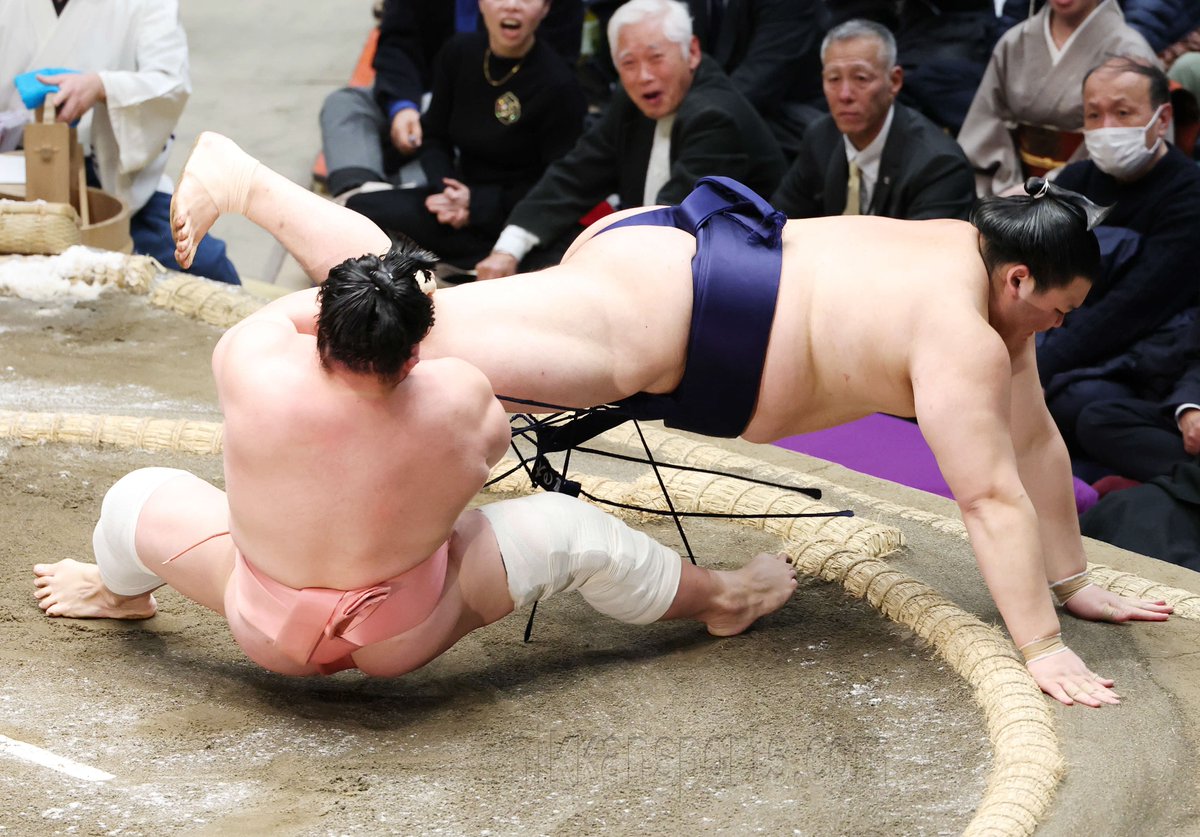 Ichiro_SUMO's tweet image. 宇良の尻より先に大の里が手をついたことは、審判部も認識しています。
それでも同体取り直しとしたのはなぜか？　高田川審判部長（元関脇安芸乃島）は「若干、（大の里が）手をつくのが早いが、（宇良の）体がない」と説明しました。
nikkansports.com/battle/sumo/ne…