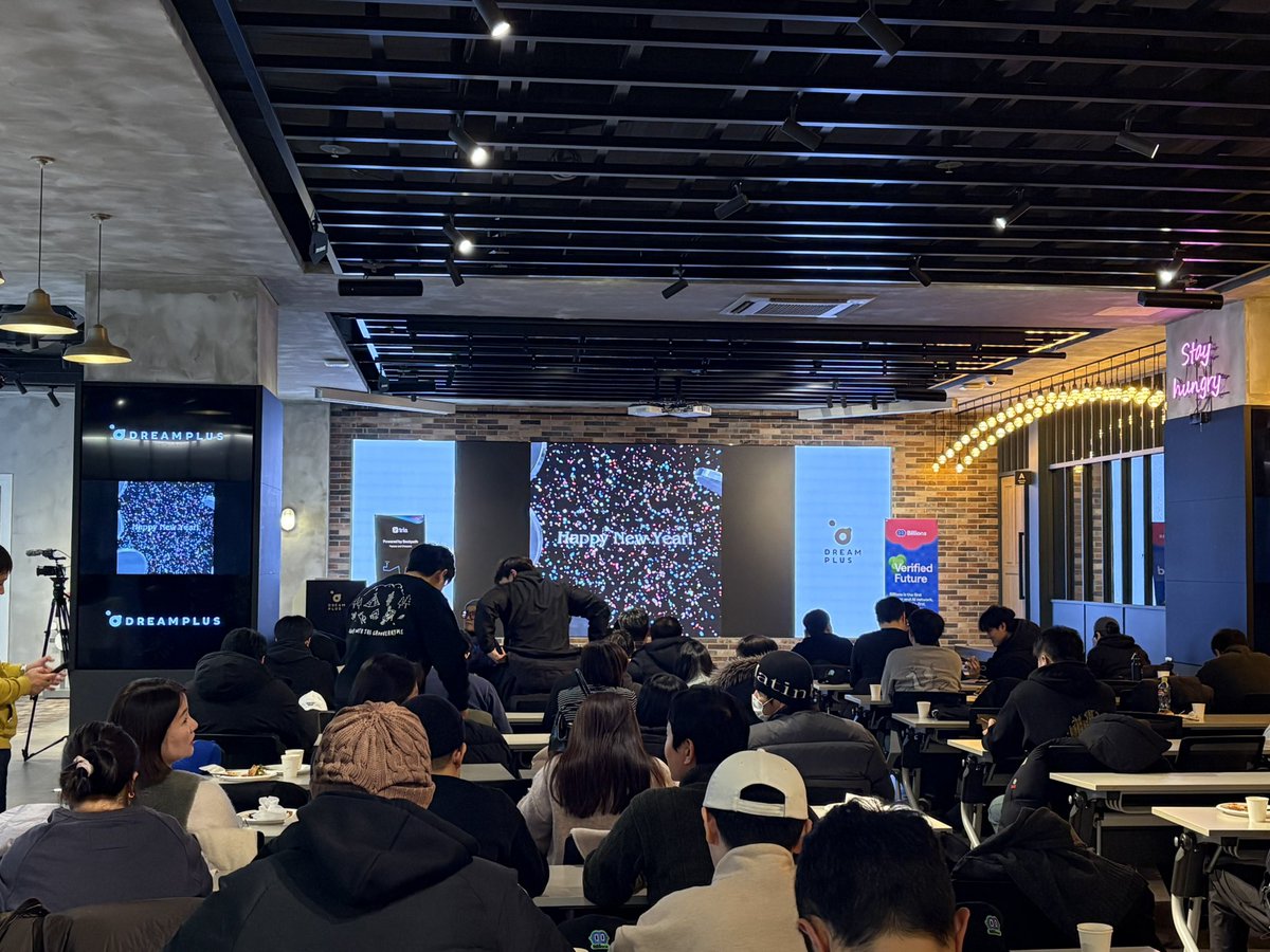 저는 지금 <a href="/billions_ntwk/">Billions</a> 밋업에 나와 있습니다!

스폰서인 트리아에서 먼저 세션을 진행하고,

빌리언즈 세션을 진행했는데 깔끔한 프레젠테이션이 인상깊네요

세계 어디든 폰안의 빌리언즈 하나로 신원인증 할 수 있는 날을 기다려봅니다

#Billions #Tria #VerifiedFuture #빌리언즈 #트리아