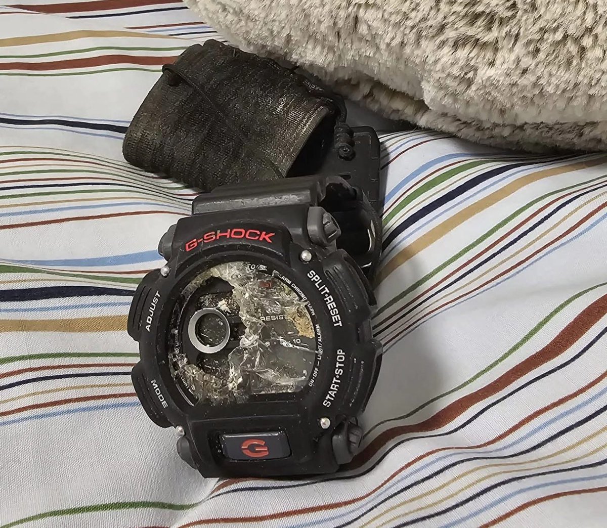 Shaulirena's tweet image. רקפת, אימו של רס״ל עדי אלדור, לוחם ביחידת מגלן שבחטיבת הקומנדו, שנפל ב-11.2.2024 במערב חאן יונס, כותבת:

כן, ניחשתם נכון — לא הוזמנו לאירוע בכנסת. בזמן שאתם ציינתם אירוע חלול לזכר הנופלים והחטופים, אני אזרתי אומץ, בפעם הראשונה, ונכנסתי לסדר את החדר של עדי אחרי שנתיים.

ביקשתי את…