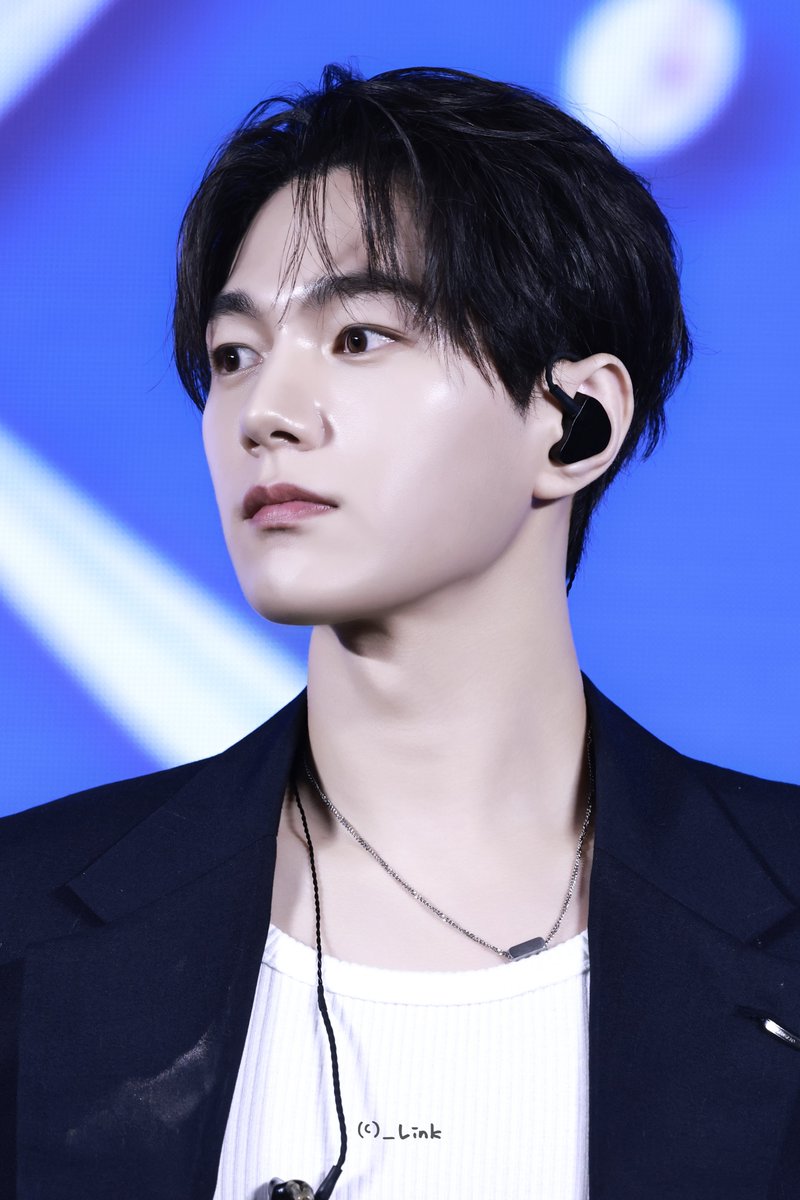 _LinKms's tweet image. 250823 충칭 팬미팅

확대하면 피부결까지

#인피니트 #INFINITE
#김명수 #KIMMYUNGSOO