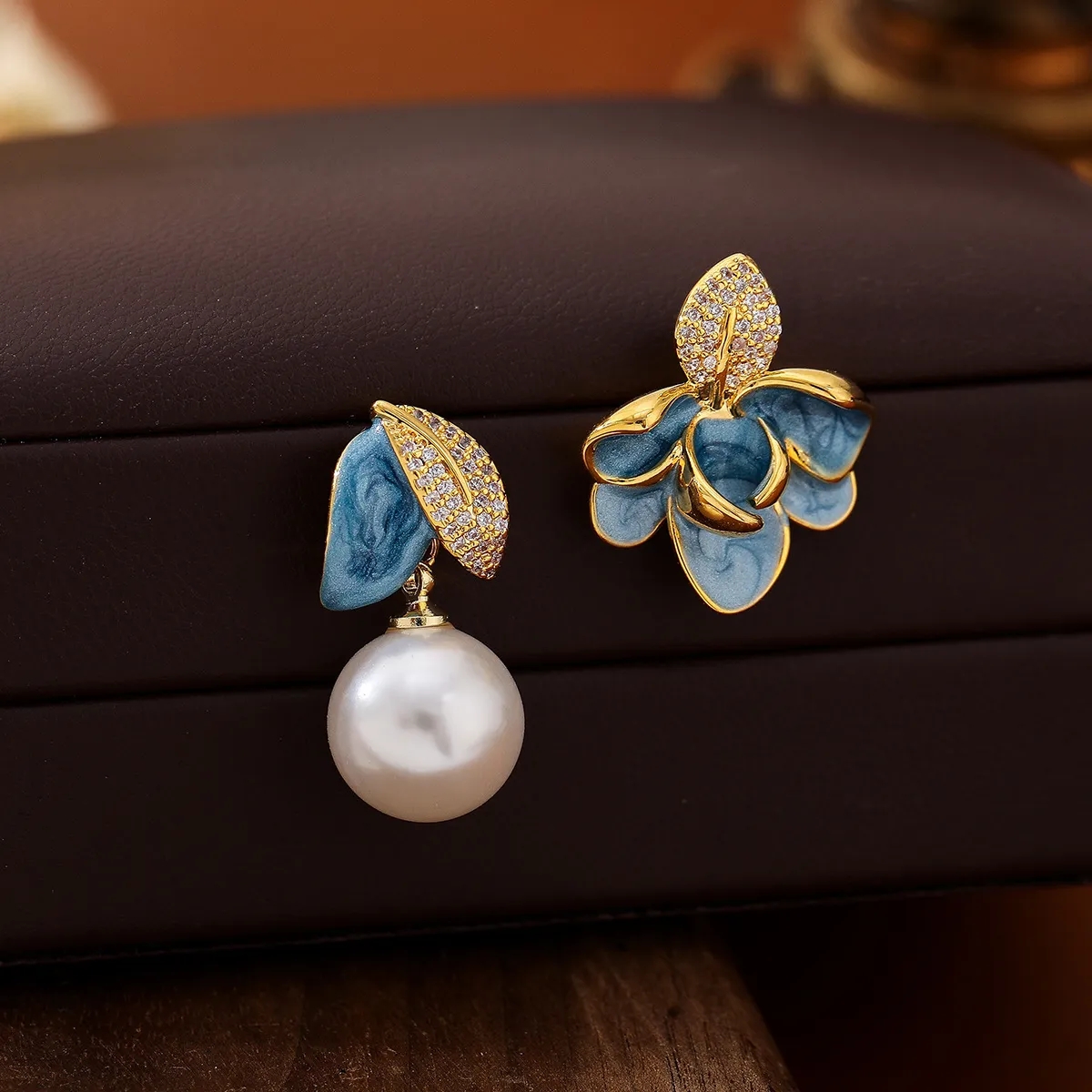 dhgate's tweet image. Bloom with every sway 🌸✨ Flower-shaped asymmetric earrings with enamel glaze for a touch of Chinese vintage charm
Shop now🛒cutt.ly/UtkiSl5z
More Option👉
cutt.ly/etdkyp0K
#VintageJewelry #FlowerEarrings #ChineseStyle #StatementAccessories #TimelessCharm