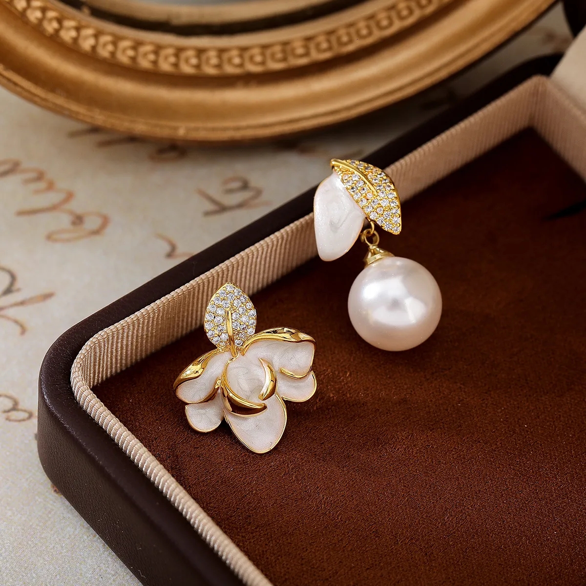 dhgate's tweet image. Bloom with every sway 🌸✨ Flower-shaped asymmetric earrings with enamel glaze for a touch of Chinese vintage charm
Shop now🛒cutt.ly/UtkiSl5z
More Option👉
cutt.ly/etdkyp0K
#VintageJewelry #FlowerEarrings #ChineseStyle #StatementAccessories #TimelessCharm