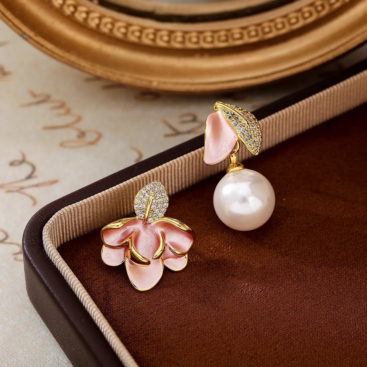 dhgate's tweet image. Bloom with every sway 🌸✨ Flower-shaped asymmetric earrings with enamel glaze for a touch of Chinese vintage charm
Shop now🛒cutt.ly/UtkiSl5z
More Option👉
cutt.ly/etdkyp0K
#VintageJewelry #FlowerEarrings #ChineseStyle #StatementAccessories #TimelessCharm