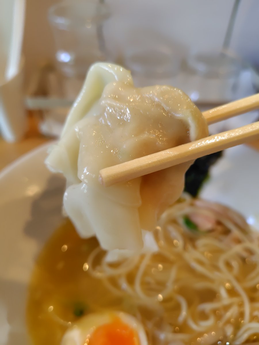 【らーめん天神下 大喜】台東

✨特製とりそば（1200円）

黄金の淡麗スープ‼️🤩

鶏の旨みがめちゃくちゃ美味いッ🎵

麺は、俺好みの細麺🍜

味玉、わんたん、鶏チャーシューも旨し❣️
カイワレや柚子胡椒も効いてる🥰

激ウマの絶品や～✨😍

スープ全飲みで完食‼️
移転先が決まったらまた行きたい‼️