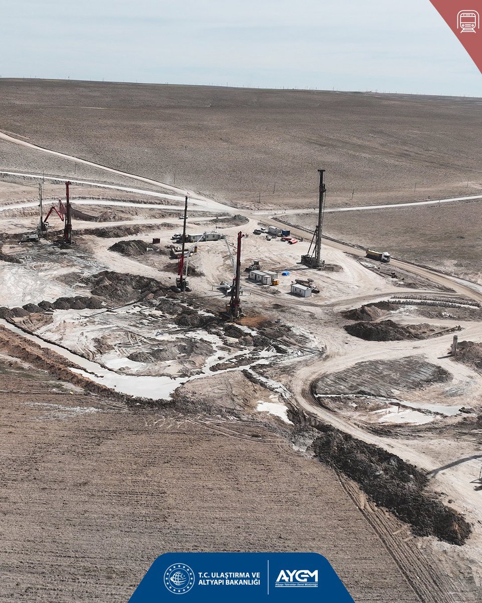 🚄 Ankara–İzmir Hızlı Tren Hattı

Türkiye’nin iki stratejik merkezi arasında hızlı, güvenli ve konforlu ulaşım için çalışmalar kesintisiz devam ediyor.

Tamamlandığında;

🔹 11,5 milyon kişi doğrudan hızlı tren ağına entegre olacak,
🔹 Ankara–İzmir seyahat süresi 3 saat 30