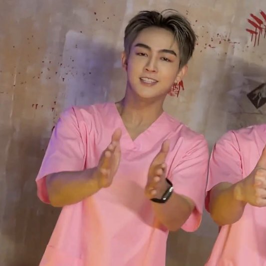 jan15ljy2's tweet image. ชุดชมพูเหมือนกันแต่ตอนนั้นเหมือนทอมมาแตร์ ตอนนี้เหมือนพี่ดำทอมโสด