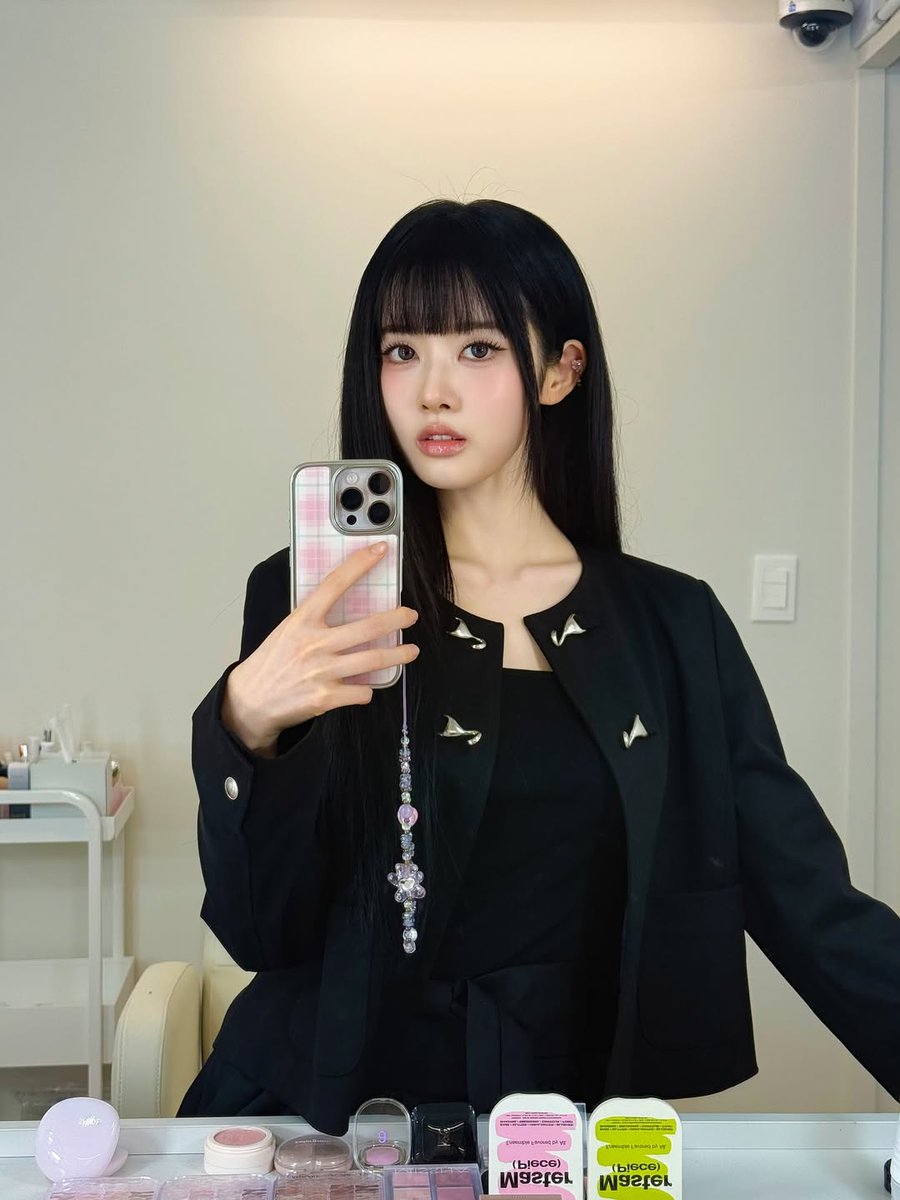sieum's tweet image. the bangs are banging, 🥨🍒