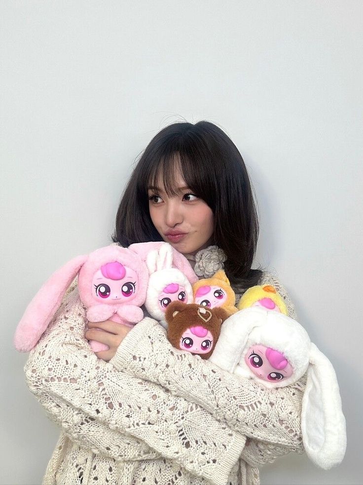 debilletdoux's tweet image. ㅤ
ㅤ
⏜⏜୨꯭✦꯭୧⏜⏜
♡゙   #DAILLYVE    ♡゙
﹌﹌﹌﹌﹌﹌﹌﹌﹌

#𝐋𝐢𝐯𝐞𝐖𝐢𝐭𝐡_𝐆𝐢𝐚𝐧𝐢 💬
〖🐈‍⬛〗 ⁞  Resmi memulai awal tahun dengan pasukan penuh bulu dan super lembut. Oh, happy new year, LIVE:LY!
ㅤ
ㅤ