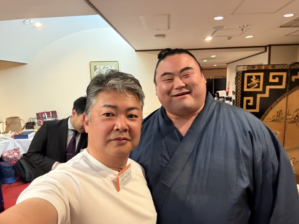 ITOG8's tweet image. みんなカジュアルなのに

俺だけラフ過ぎるなw

隆の勝も元気でした

今日は66マゾの新年会費と思って死ぬ程飲み食いします😭