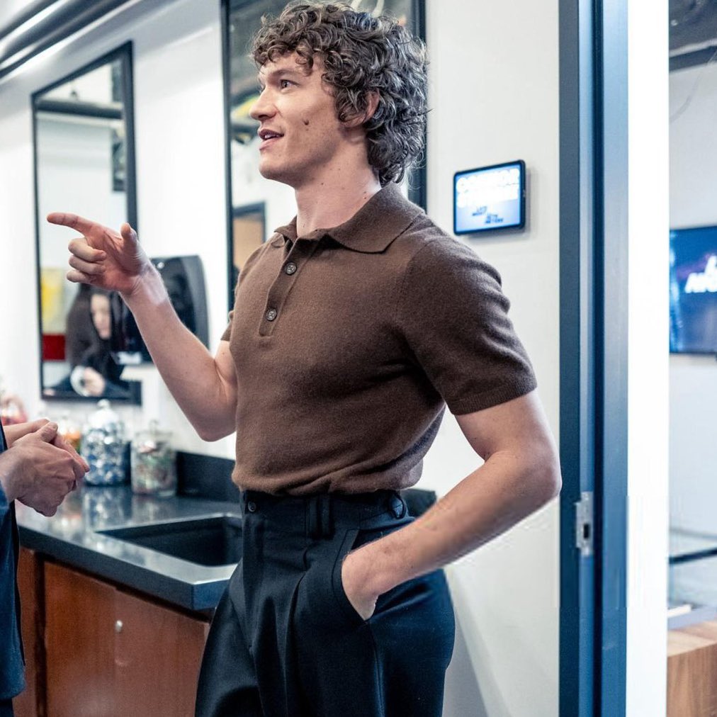 springpanic's tweet image. i see it…it’s there…it’s back there…