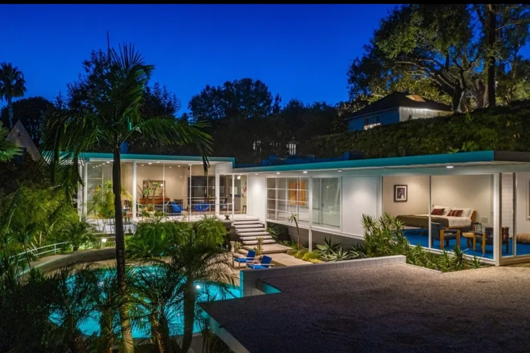 BBButler91's tweet image. Do you think he found the King Ropes hat while moving into his new house?