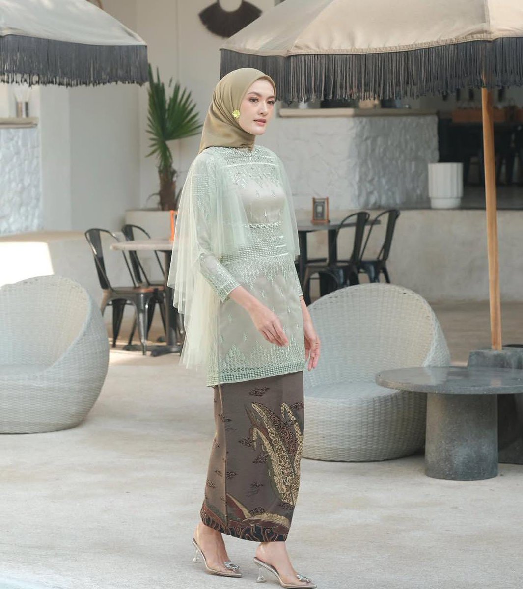 Fernblyy's tweet photo. Preloved kebaya + rok by akita, baru sekali pakai, 150k bisa nego guyss https://t.co/H1QVsWpyfP