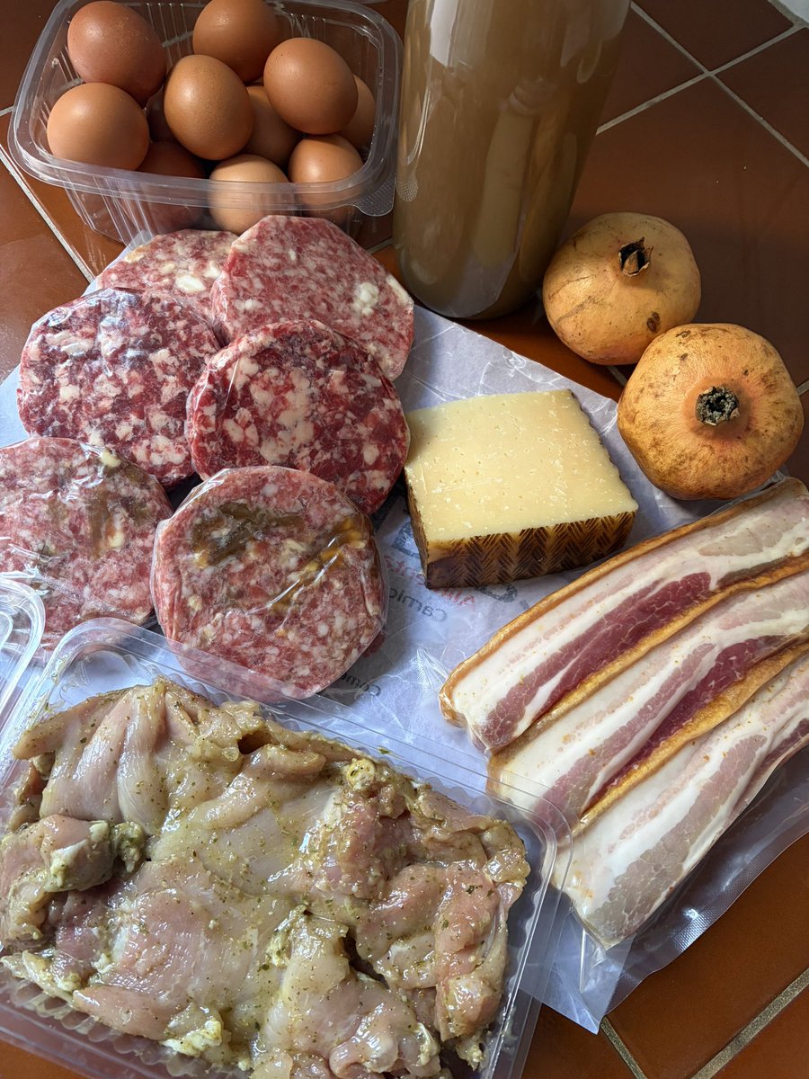 adritness's tweet image. Hay gente que se despierta ahora.

Yo ya me he tomado un café tranquilamente, sin agobios. Me he ido a entrenar fuerza y sprints. Hice la compra y la organicé mientras preparaba la comida. Ya he comido y no son ni las 12.

No tienes tiempo porque no te da la gana tenerlo.