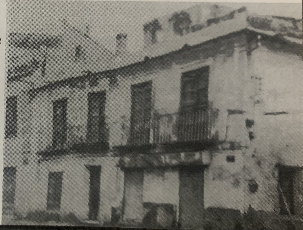¿Recuerdas la taberna El Secretario en la calle de San Antón? Esta taberna, fue fundada en 1916. Tuvo el primer tirador de cerveza de Murcia (1963) Tenia 5 grandes toneles de Jumilla y eran exquisitos los michirones y las patatas al ajo cabañil. Este edificio fue Derribado (1986)