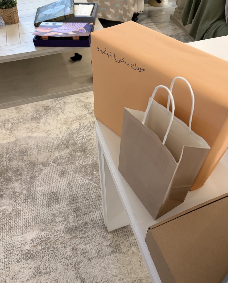 - زُرت أهلِي في المدينة كالمُعتاد، ودي المرة قلت لازم معايا حلى الجُمعَة نتذوَّقه سوا، وطاح الاختيار على بيكري سويِّرز من زماننن نفسي اذوقه من قبل ما افكر انقُل الرياض والحمدلله من حظي اني قدرت اوصله. 
وسافرت سويرز معايا واتسلِّينا سوا، والحمدلله وصل سليمم🙏🏻. وسويت الي نفسي فيه