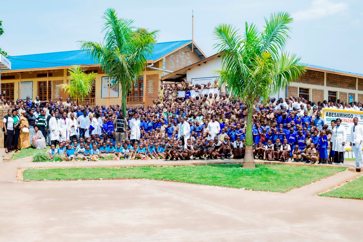 GsTyazo91183's tweet photo. Fresheri ku ishuri muri GS St Paul de Tyazo.
Byari byiza, aho twasuwe n'ibigo byo mu murenge wa Kanjongo. Isuku - umuco wacu! https://t.co/Bq2YQoep04