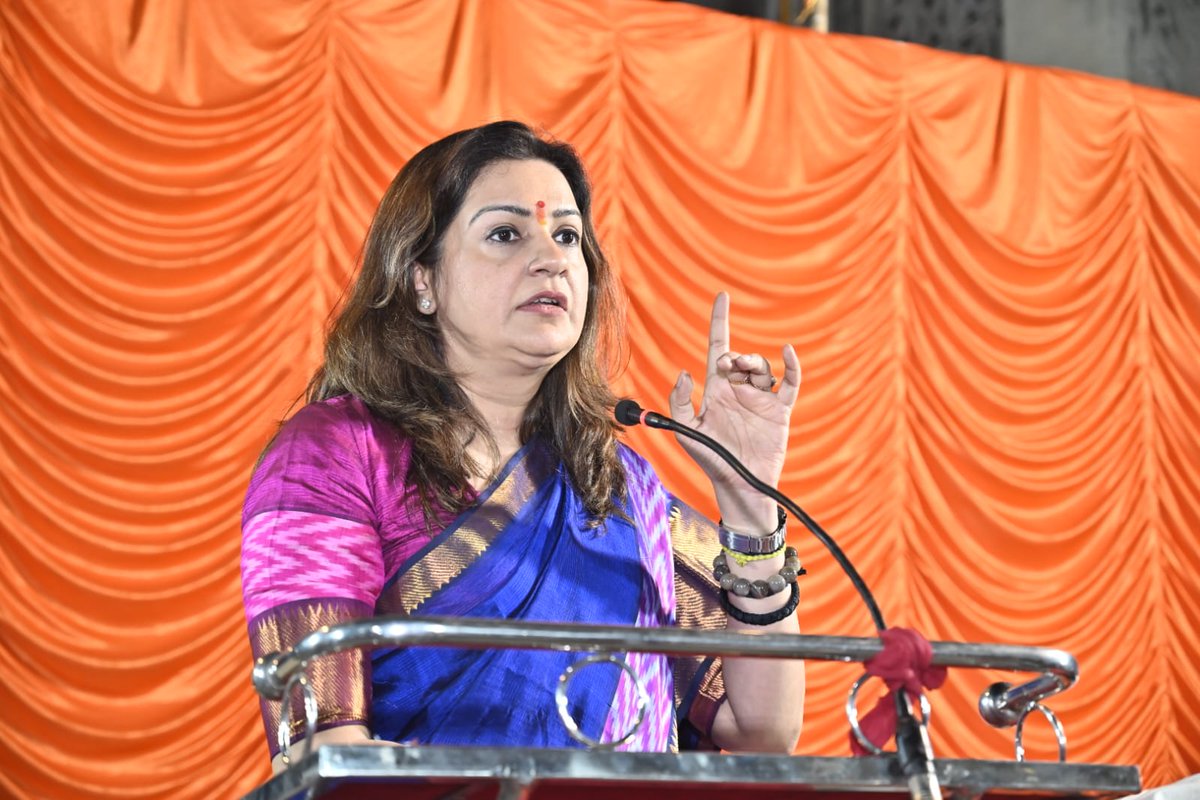 अंधेरी पश्चिम प्रभाग क्र. 65 येथील शिवसेना (उद्धव बाळासाहेब ठाकरे) चे अधिकृत उमेदवार श्री प्रसाद आयरे यांच्या प्रचारार्थ श्रीमती <a href="/priyankac19/">Priyanka Chaturvedi🇮🇳</a> यांनी चौक सभेत उपस्थित राहून स्थानिक नागरिकांशी संवाद साधला.