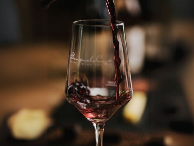 Discover why Benguela Cove's Chocolate and Wine pairing experience has become legendary among visitors to one of the world's best vineyards 🍫🍷🍽️🇿🇦 restaurants.co.za/news/chocolate… #Hermanus