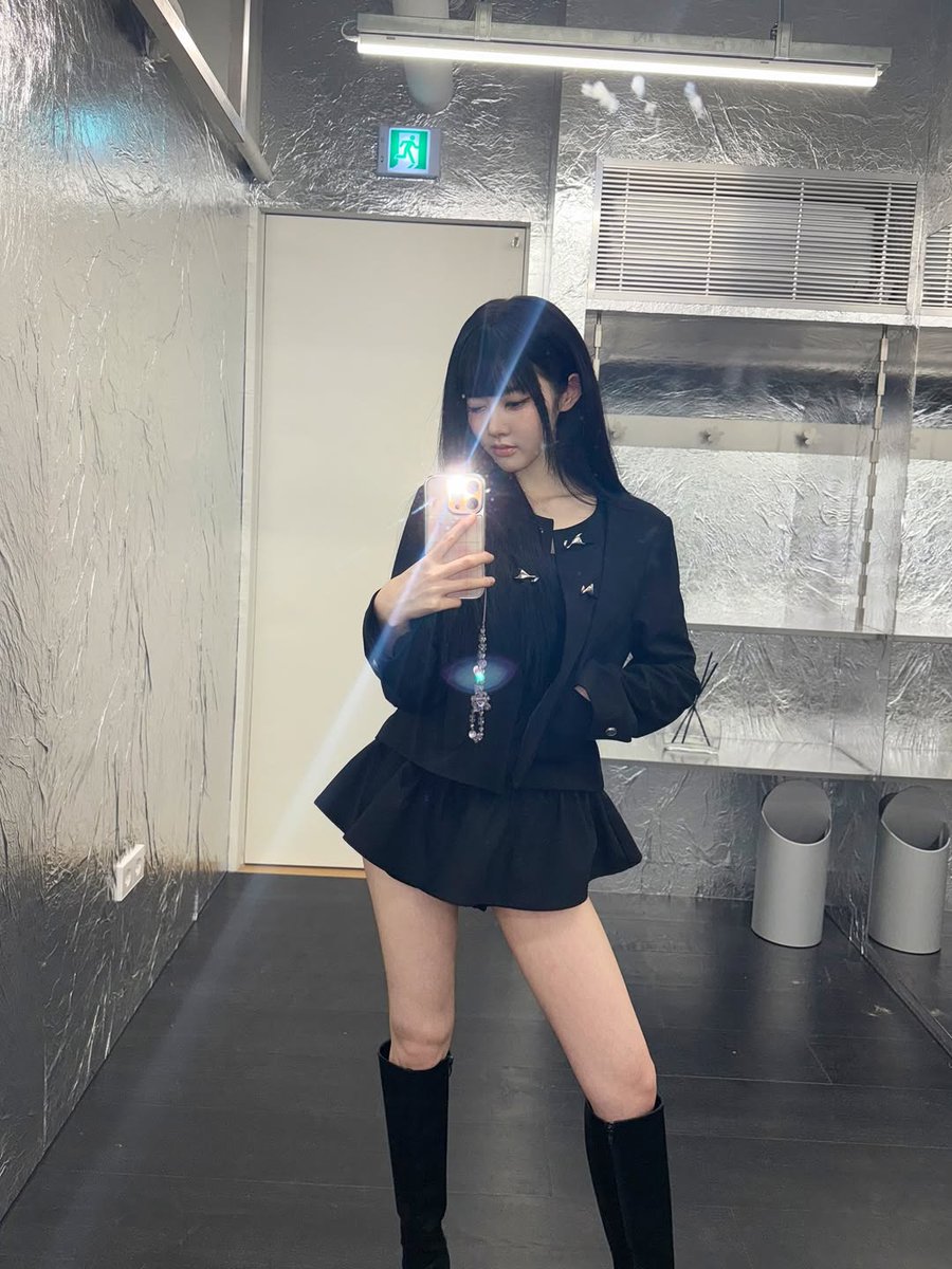 sieum's tweet image. the garden of my mirror, i am finally blooming. no longer searching for beauty in others’ eyes, i’ve found it growing within my own. every petal is a lesson, every reflection a soft reminder that i am enough. 🪞