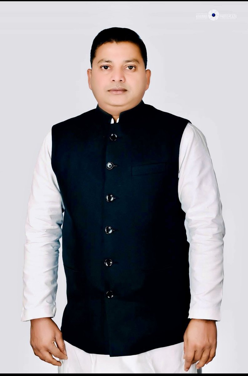 किसी को गिराया न ख़ुद को उछाला,
कटा ज़िंदगी का सफ़र धीरे-धीरे...।
  ~रामदरश मिश्र